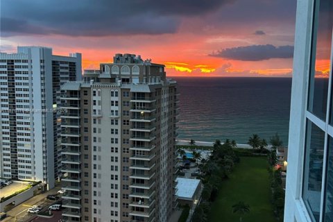 Copropriété à louer à Hallandale Beach, Floride: 1 chambre, 92.44 m2 № 1929852 - photo 1