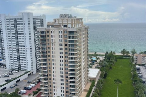 Copropriété à louer à Hallandale Beach, Floride: 1 chambre, 92.44 m2 № 1929852 - photo 10