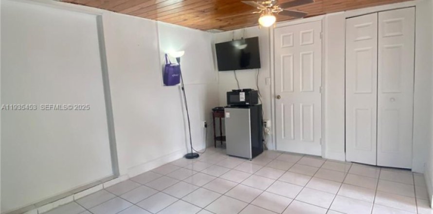 Casa en Hollywood, Florida 1 dormitorio, 124.02 m2 № 1993794