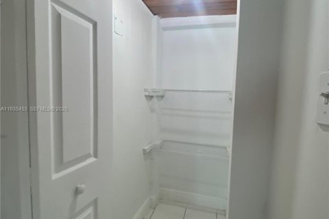 Casa en alquiler en Hollywood, Florida, 1 dormitorio, 124.02 m2 № 1993794 - foto 5