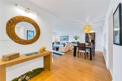 Снять в аренду кондоминиум в Ки-Бискейн, Флорида 2 спальни, 117.06м2, № 1703963 - фото 1