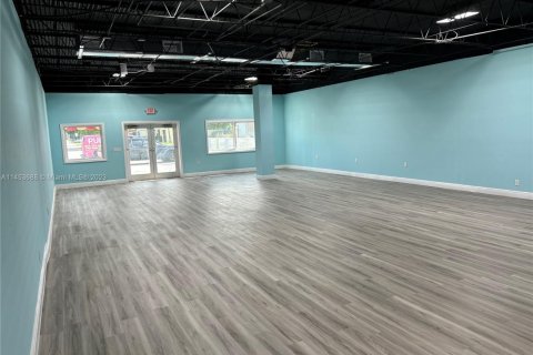 Купить коммерческую недвижимость в Пемброк-Пайнс, Флорида № 1982446 - фото 1