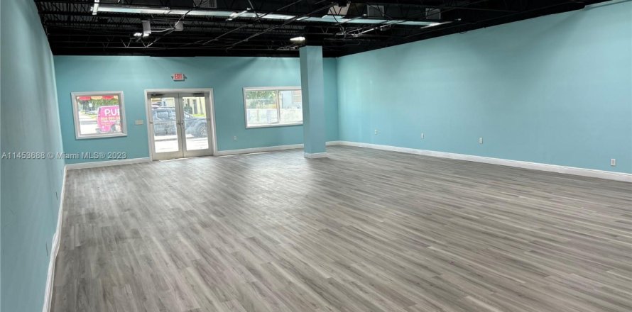 Коммерческая недвижимость в Пемброк-Пайнс, Флорида № 1982446