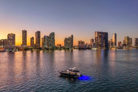 Villa ou maison à vendre à Miami, Floride: 4 chambres, 283.07 m2 № 1987497 - photo 3
