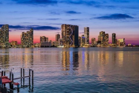 Villa ou maison à vendre à Miami, Floride: 4 chambres, 283.07 m2 № 1987497 - photo 1