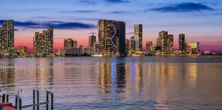 Villa ou maison à Miami, Floride 4 chambres, 283.07 m2 № 1987497