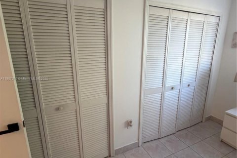 Touwnhouse à vendre à Miami, Floride: 2 chambres, 111.48 m2 № 1963489 - photo 5