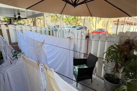 Touwnhouse à vendre à Miami, Floride: 2 chambres, 111.48 m2 № 1963489 - photo 3
