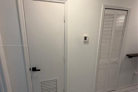 Touwnhouse à vendre à Miami, Floride: 2 chambres, 111.48 m2 № 1963489 - photo 7