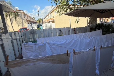 Touwnhouse à vendre à Miami, Floride: 2 chambres, 111.48 m2 № 1963489 - photo 4