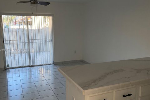 Купить таунхаус в Майами, Флорида 2 спальни, 111.48м2, № 1963489 - фото 30