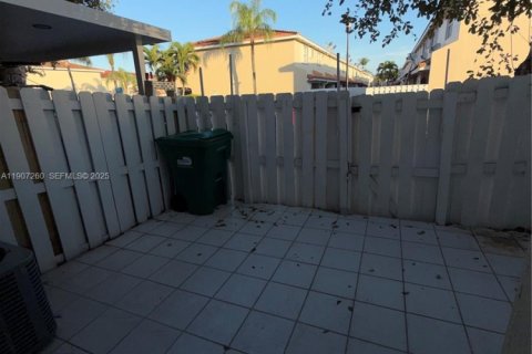 Купить таунхаус в Майами, Флорида 2 спальни, 111.48м2, № 1963489 - фото 28