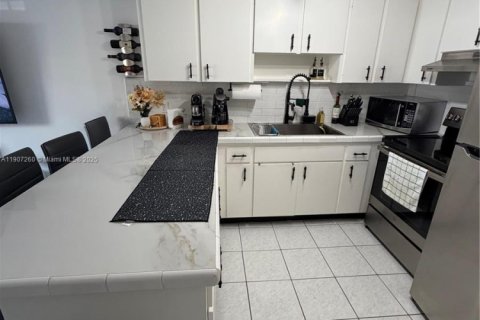 Touwnhouse à vendre à Miami, Floride: 2 chambres, 111.48 m2 № 1963489 - photo 19