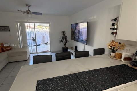 Touwnhouse à vendre à Miami, Floride: 2 chambres, 111.48 m2 № 1963489 - photo 20