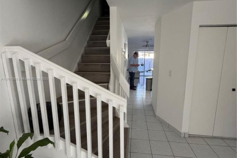 Touwnhouse à vendre à Miami, Floride: 2 chambres, 111.48 m2 № 1963489 - photo 18