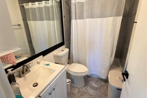 Touwnhouse à vendre à Miami, Floride: 2 chambres, 111.48 m2 № 1963489 - photo 11