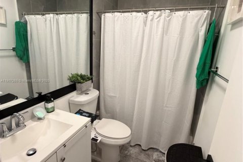 Touwnhouse à vendre à Miami, Floride: 2 chambres, 111.48 m2 № 1963489 - photo 9