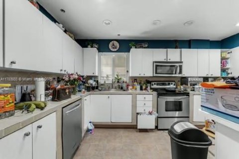 House in Homestead, Florida 3 bedrooms, 710.7 sq.m. № 1741239 - photo 9
