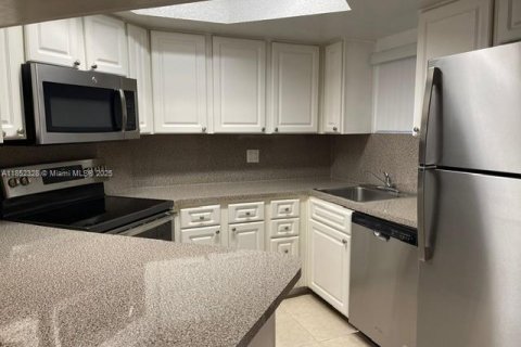 Condo in Doral, Florida, 1 bedroom  № 1877664 - photo 3