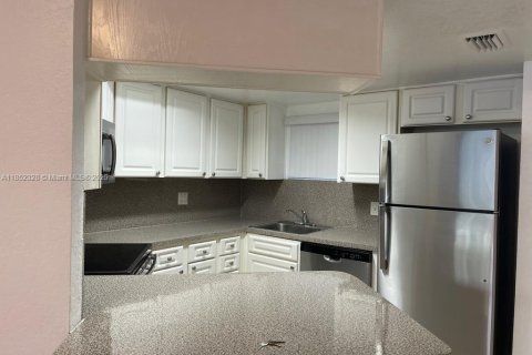 Condo in Doral, Florida, 1 bedroom  № 1877664 - photo 4