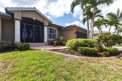 House in Punta Gorda, Florida 3 bedrooms, 185.34 sq.m. № 1781198 - photo 1