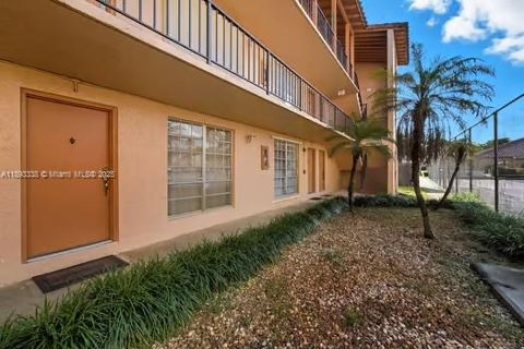 Copropriété à louer à Miami Lakes, Floride: 1 chambre, 50.54 m2 № 1945676 - photo 1
