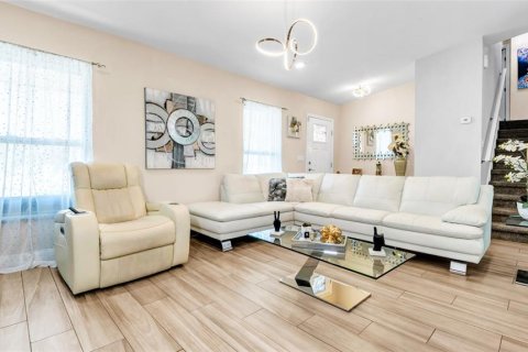 House in Brandon, Florida 4 bedrooms, 161.19 sq.m. № 1598581 - photo 13