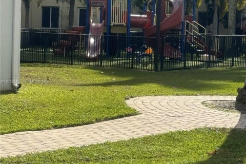 Townhouse in Miami Gardens, Florida 3 bedrooms, 159.42 sq.m. № 1991725 - photo 20