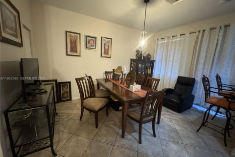 Townhouse in Miami Gardens, Florida 3 bedrooms, 159.42 sq.m. № 1991725 - photo 5
