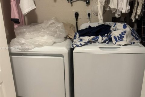 Townhouse in Miami Gardens, Florida 3 bedrooms, 159.42 sq.m. № 1991725 - photo 21