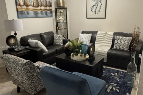 Townhouse in Miami Gardens, Florida 3 bedrooms, 159.42 sq.m. № 1991725 - photo 3