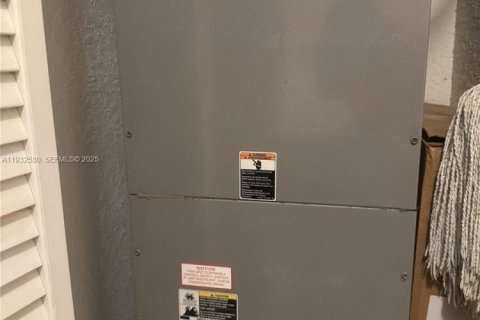 Townhouse in Miami Gardens, Florida 3 bedrooms, 159.42 sq.m. № 1991725 - photo 25