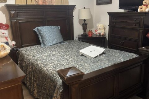 Townhouse in Miami Gardens, Florida 3 bedrooms, 159.42 sq.m. № 1991725 - photo 13