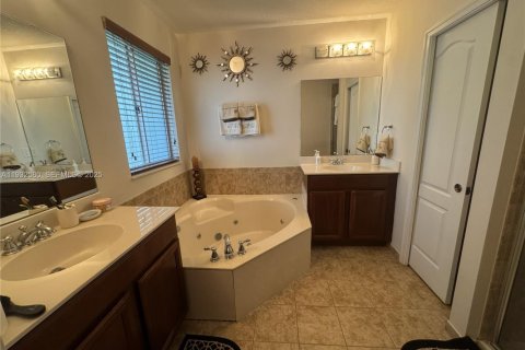 Townhouse in Miami Gardens, Florida 3 bedrooms, 159.42 sq.m. № 1991725 - photo 10