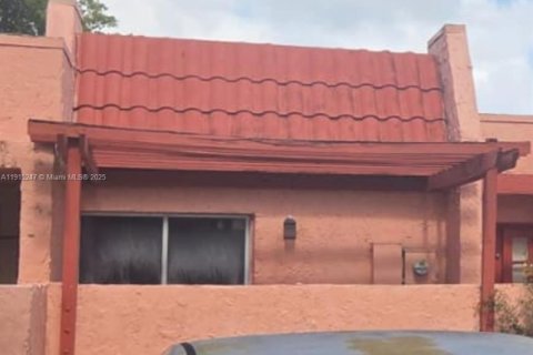 Villa ou maison à vendre à Lauderhill, Floride: 2 chambres, 195.09 m2 № 1971407 - photo 1