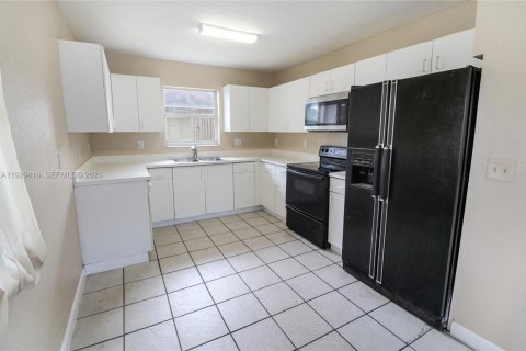 Купить виллу или дом в Помпано-Бич, Флорида 4 спальни, 119.38м2, № 1991445 - фото 7