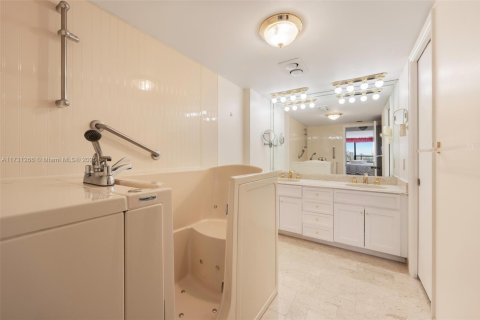 Купить кондоминиум в Майами, Флорида 2 спальни, 174.84м2, № 1861669 - фото 19
