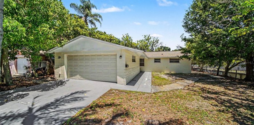 House in Pinellas Park, Florida 4 bedrooms, 116.59 sq.m. № 2224513
