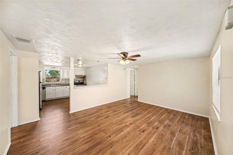 House in Pinellas Park, Florida 4 bedrooms, 116.59 sq.m. № 2224513 - photo 5