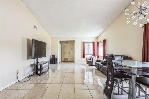 Duplex in Orlando, Florida 3 bedrooms, 115.94 sq.m. № 1912787 - photo 9