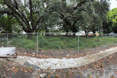 Terreno en venta en Miami, Florida № 1979339 - foto 1