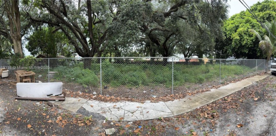 Terreno en Miami, Florida № 1979339