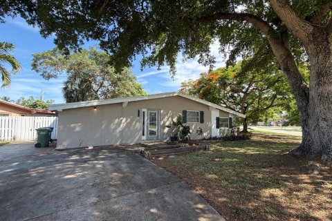 House in Margate, Florida 3 bedrooms, 126.35 sq.m. № 2245033