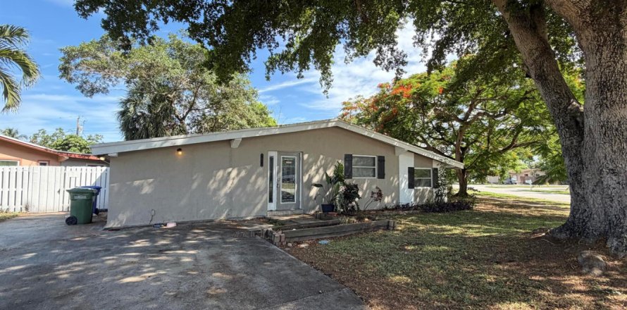 House in Margate, Florida 3 bedrooms, 126.35 sq.m. № 2245033