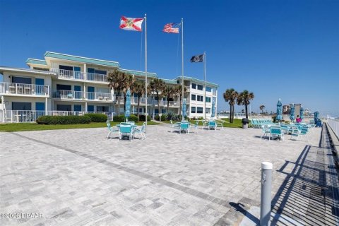 Condo in Daytona Beach, Florida, 1 bedroom  № 2214197 - photo 13
