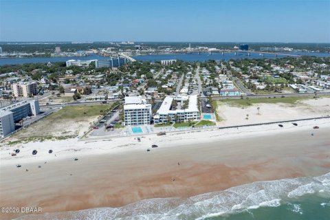 Condo in Daytona Beach, Florida, 1 bedroom  № 2214197 - photo 24