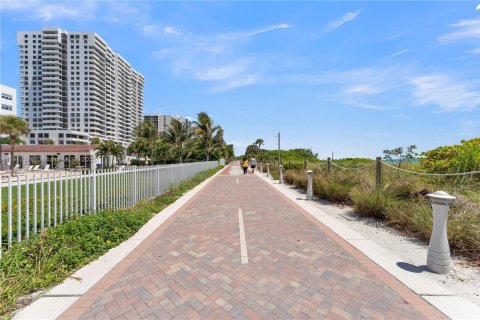 Copropriété à vendre à Miami Beach, Floride: 2 chambres, 110.09 m2 № 1966835 - photo 30