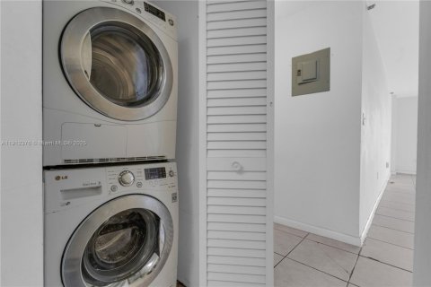 Copropriété à vendre à Miami Beach, Floride: 2 chambres, 110.09 m2 № 1966835 - photo 14