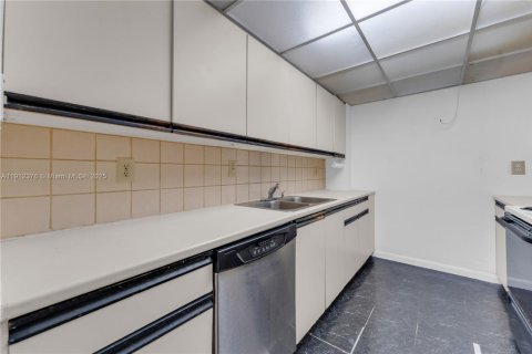 Copropriété à vendre à Miami Beach, Floride: 2 chambres, 110.09 m2 № 1966835 - photo 6