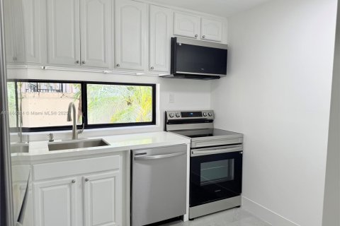 Condo in Sunny Isles Beach, Florida, 2 bedrooms  № 1893557 - photo 7